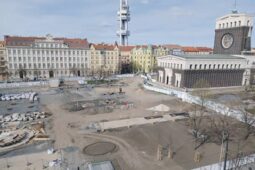 Opravy náměstí Jiřího z Poděbrad se prodražily