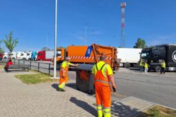 Nebezpečné baterie, vířivka i latrína. ŘSD při úklidu nachází neuvěřitelné věci