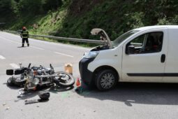Poblíž obce Svatá Kateřina utrpěl řidič motocyklu těžká zranění po střetu s autem. Pomozte policii objasnit nehodu