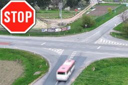 VIDEO: Řidiči ignorovali červenou na semaforech, zákaz předjíždění i dopravní značení. Policejní dron odhalil desítky přestupků