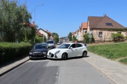 Řidičky pod vlivem alkoholu: Jedna skončila s pouty na rukou, druhá zablokovala silnici 