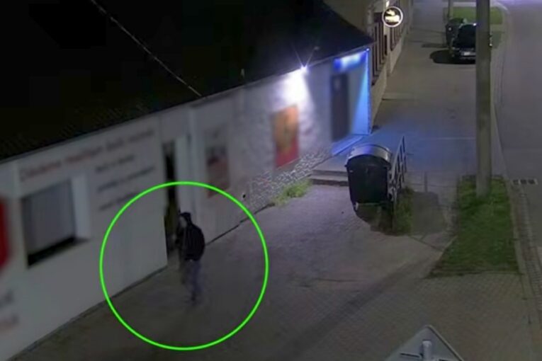 VIDEO: Řidič po nárazu do sloupu utekl. Policisté hledají důležitého svědka nehody 