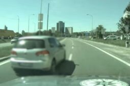 VIDEO: Opilý cizinec ujížděl policistům ulicemi Brna. Hledají svědky jeho riskantní jízdy