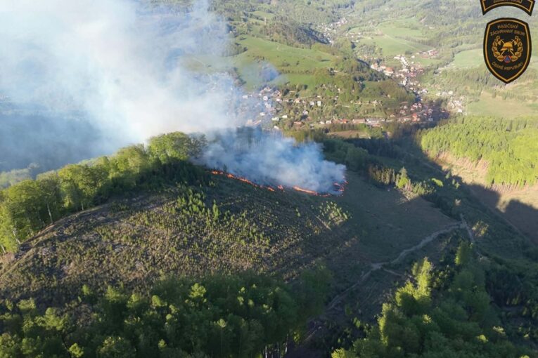 Oheň pohltil tři hektary mladého lesa u Rusavy, hasiči nasadili i vrtulník