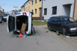 Opilý senior převrátil auto ve Starém Městě na bok, skončil v nemocnici