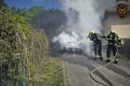 Auto začalo hořet u obecní vodárny. Hasiči zabránili škodám za miliony