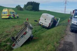 Tři zranění při nehodě na Pelhřimovsku. Auto skončilo v příkopu, zasahoval vrtulník