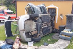 Senior boural v Kameničce. Auto skončilo na boku, na místo letěl vrtulník