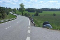 Riskantní manévr u Oudoleně. Řidička strhla volant, aby zabránila čelní srážce