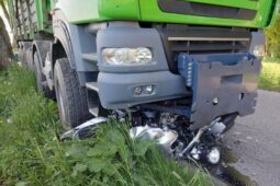 Motorkář na Žďársku se po pádu dostal pod náklaďák. K nehodě letěl vrtulník