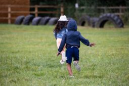 Den dětí v Otrokovicích láká na třpytivé tetování i Klauna Brdíka
