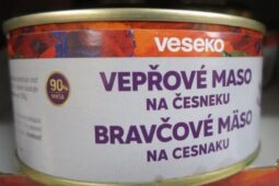 Potravinářská inspekce odhalila falšované masné konzervy. Stahuje je z prodeje