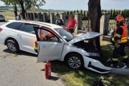 Řidič v Zahnašovicích havaroval do stromu, pomohl mu projíždějící hasič