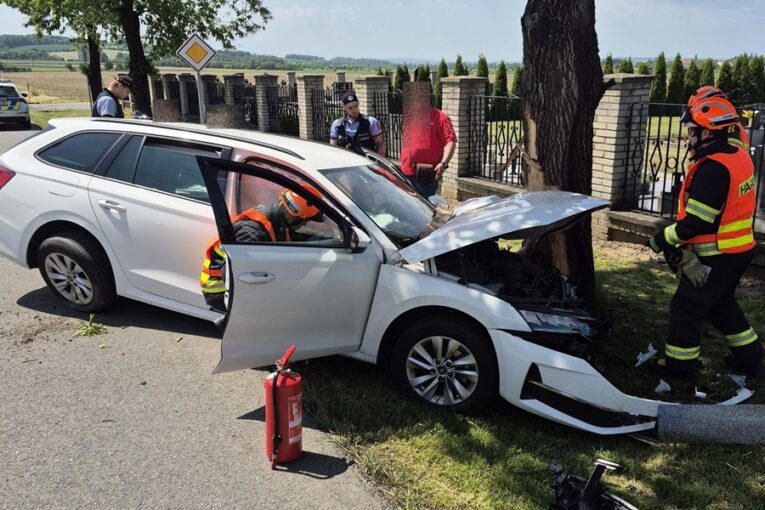 Řidič v Zahnašovicích havaroval do stromu, pomohl mu projíždějící hasič