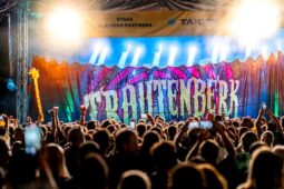 Zruč rozburácí dvoudenní hudební smršť! Rap, rock i rodinná atmosféra ovládnou historický dvůr