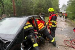 VIDEO: Havárie vězeňského autobusu. Složky IZS cvičily v Ralsku zásah u mimořádné události