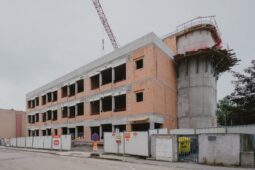 Nová přístavba ZŠ Dukelská roste před očima. Během prázdnin ji propojí se stávající školou