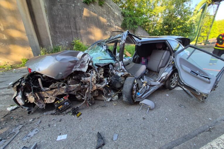 Na Havířovsku řidič narazil do mostu. Skončil v nemocnici, auto na šrot