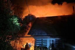 Noční požár na Jablonecku pohltil stodolu a poškodil roubenku, jedna osoba se zranila