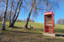 KnihoBudka ve veseckém areálu slaví úspěch. Lidé si půjčují i darují knihy