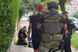 AKTUALIZACE: Ozbrojený muž ve špatném psychickém stavu. Policie žádá veřejnost o pomoc