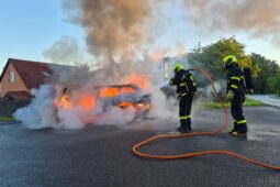 Auto pohltily plameny! Cestovali v něm dva lidé