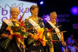 Nominujte svou kandidátku do soutěže Babička roku 2026 Jihočeského kraje a dejte jí šanci zazářit