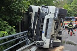 VIDEO: V Košťálově na Semilsku se převrátil kamion, řidič vyvázl bez zranění