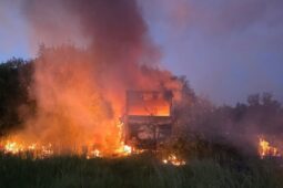 V ovocném sadu ve Všeni u Turnova začal uprostřed noci hořet odstavený kamion