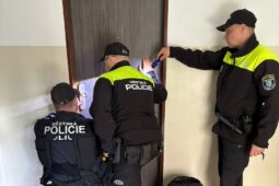 Drama v České Lípě: Strážníci zachránili muže v ohrožení života. Ležel doma v bezvědomí