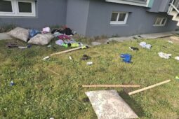 Nečekaná sprcha: Muž se vracel z práce, z balkonu na něj létaly věci. Házelo je dítě
