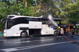 VIDEO: Drama na silnici. Autobus s cestujícími zachvátily plameny