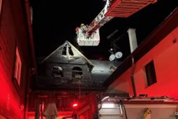 Plameny zachvátily střechu restaurace v Novém Boru. Hasiči evakuovali 18 lidí