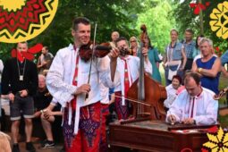 Potěšte se krásou lidových písní, tanců a krojů během folklorního festivalu