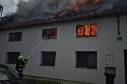 Požár rodinného domu zaměstnal 11 jednotek hasičů