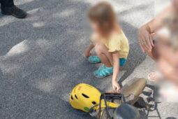 Holčička na kole ujela tatínkovi a zabloudila