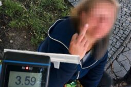 Nezdárný syn potrápil rodinu i přítelkyni. Zaměstnal policisty na osm hodin