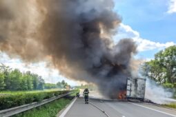 Kamion v plamenech, srážka s traktorem i nehoda ve městě. Takový byl týden na silnicích