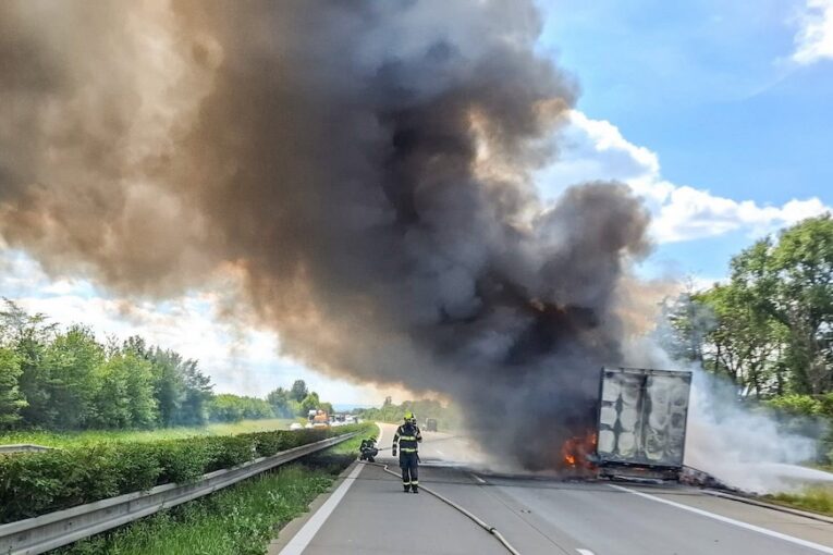 Kamion v plamenech, srážka s traktorem i nehoda ve městě. Takový byl týden na silnicích