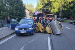 Silnici mezi Jabloncem a Lučany zastavila nehoda. Osobák se srazil se silničním válcem