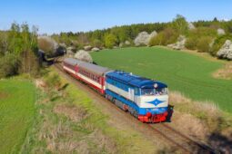Pardubická trať slaví výročí. Svézt se můžete zvláštním vlakem Zamračenou, Němkou i Hurvínkem.
