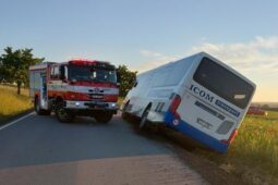 Nehoda na Třebíčsku. Chvíle nepozornosti poslala autobus do příkopu, hrozilo převrácení