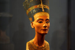 Nejkrásnější žena starého Egypta? Busta Nefertiti stále fascinuje, jedna věc však chybí