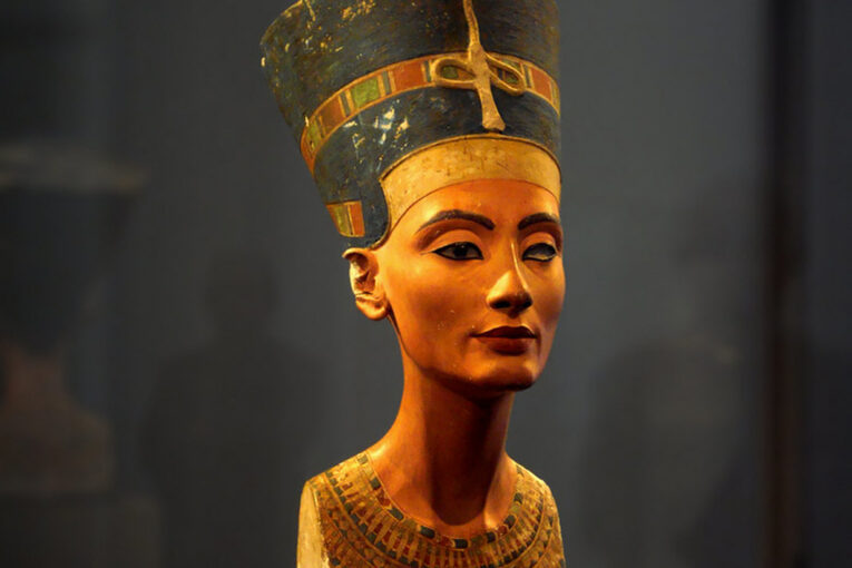 Nejkrásnější žena starého Egypta? Busta Nefertiti stále fascinuje, jedna věc však chybí