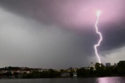 Smogová situace skončila, výstrahy před vedrem a bouřkami ale dál platí