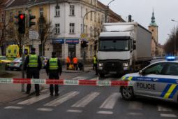 Tragédie v Přešticích. Žena zemřela po srážce s nákladním autem na přechodu