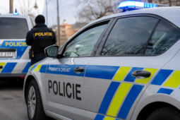 Osmnáctiletý muž ohrožoval policisty zbraní. Při zásahu vytáhl i mačetu!