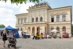 Náměstí zaplnily rodiče i školy, zájem vzbudila hasičská technika nebo projížďka na koních