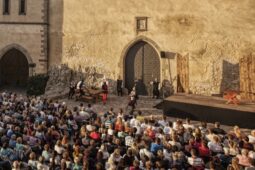 Muzikál Noc na Karlštejně se vrací na nádvoří hradu Karlštejn