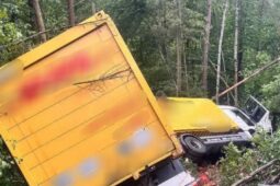Nákladní souprava prorazila svodidla. Vyprošťování trvalo hodiny